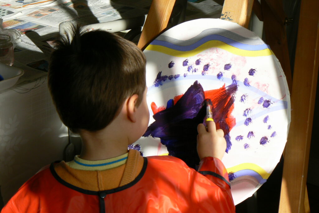 Atelier d'art-thérapie Dordogne - exemple de séance avec utilisation de la peinture, atelier enfant